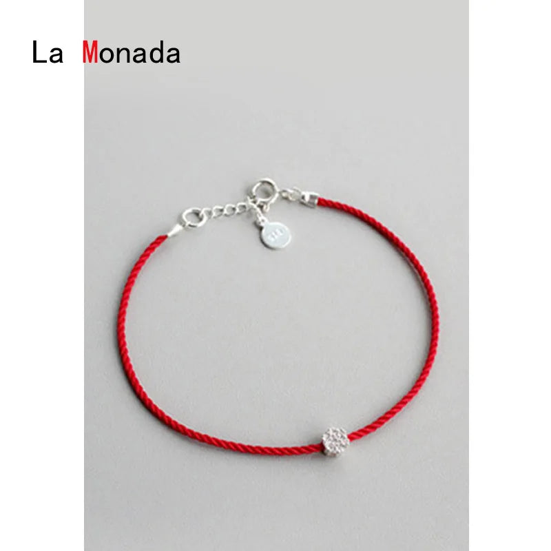 Bracelet en fil rouge