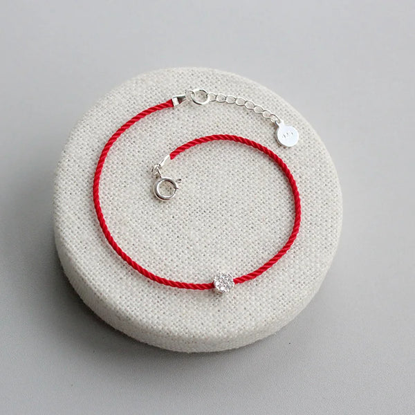 Bracelet en fil rouge