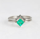 Stylishprincess cut emerald ring set with a modern and elegant look.