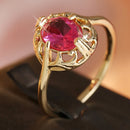 Bague dorée avec pierre rouge