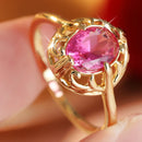 Bague dorée avec pierre rouge