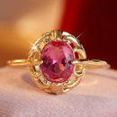 Bague dorée avec pierre rouge