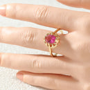 Bague dorée avec pierre rouge