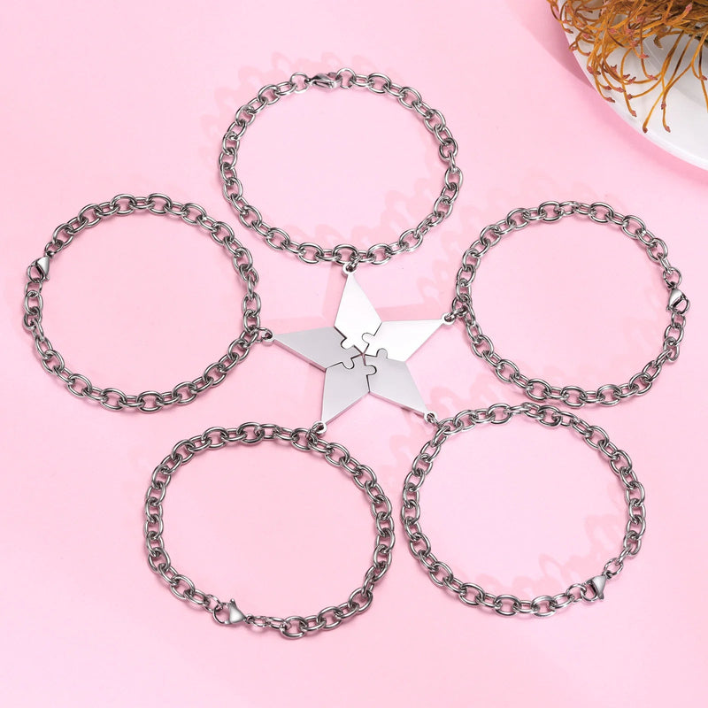 Lot de divers fantaisie: bracelets, pendentifs, broche... et une