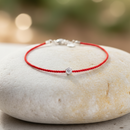 Bracelet en fil rouge